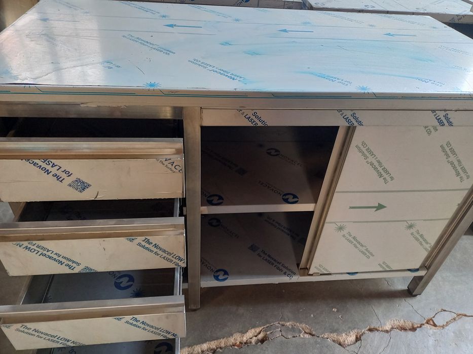 Bancada inox fechada com gavetas