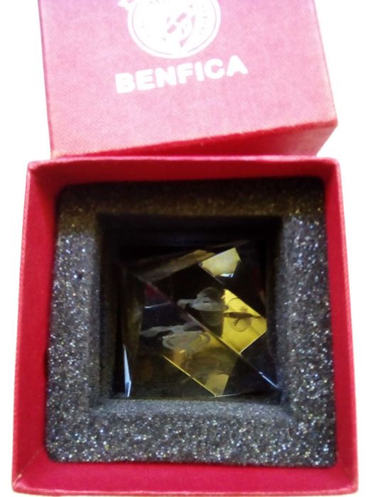 Benfica, pirâmide em vidro com emblema