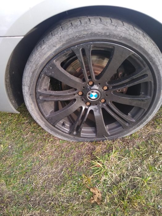 Felgi BMW M-pakiet Czarna 18 cali BMW E90 E87 Ładne opony