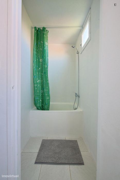 Quarto - localizado em São Bento Lisbon