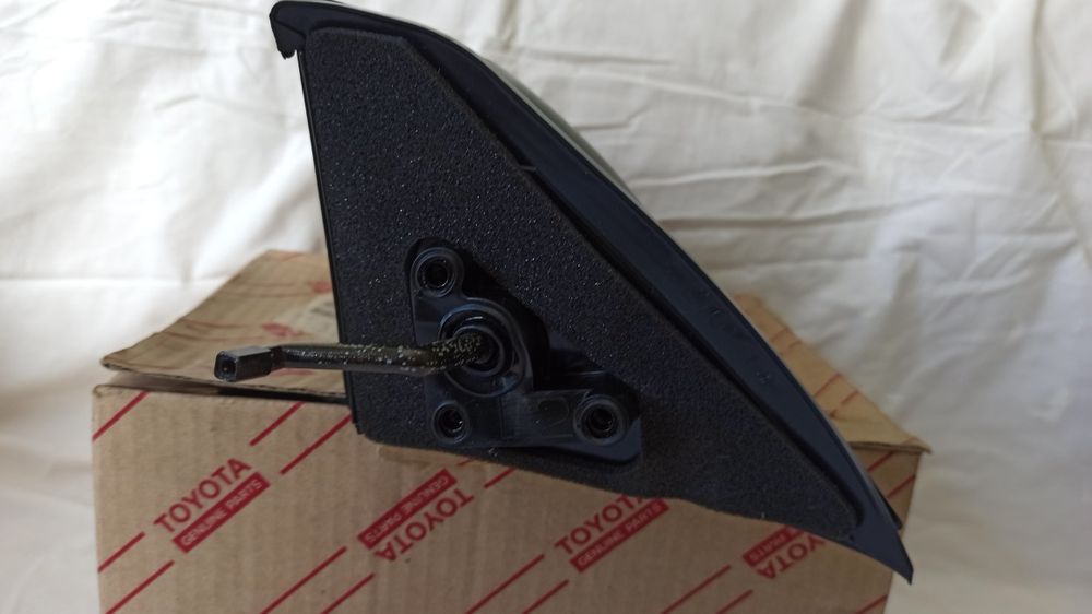 Toyota Tercel, espelho exterior esquerdo.