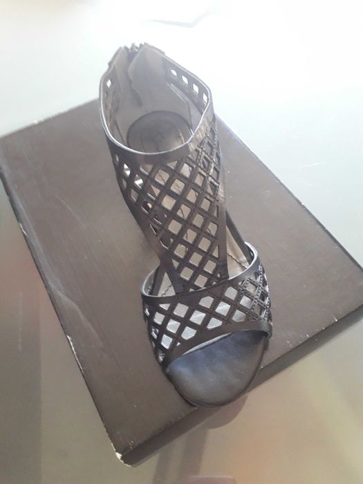 Sapatos abertos, pretos, número 36. Calçados 1 vez. Como novos.