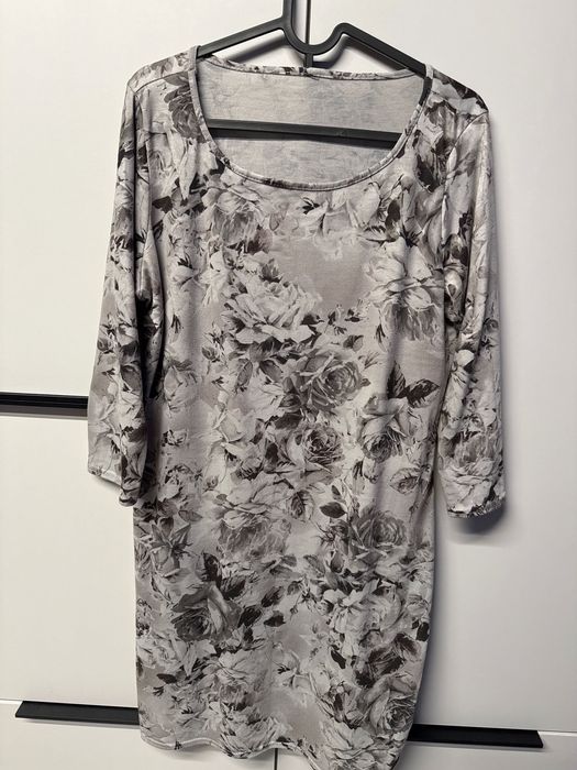 Sukienka z przyjemnego materiału. Rozmiar 42