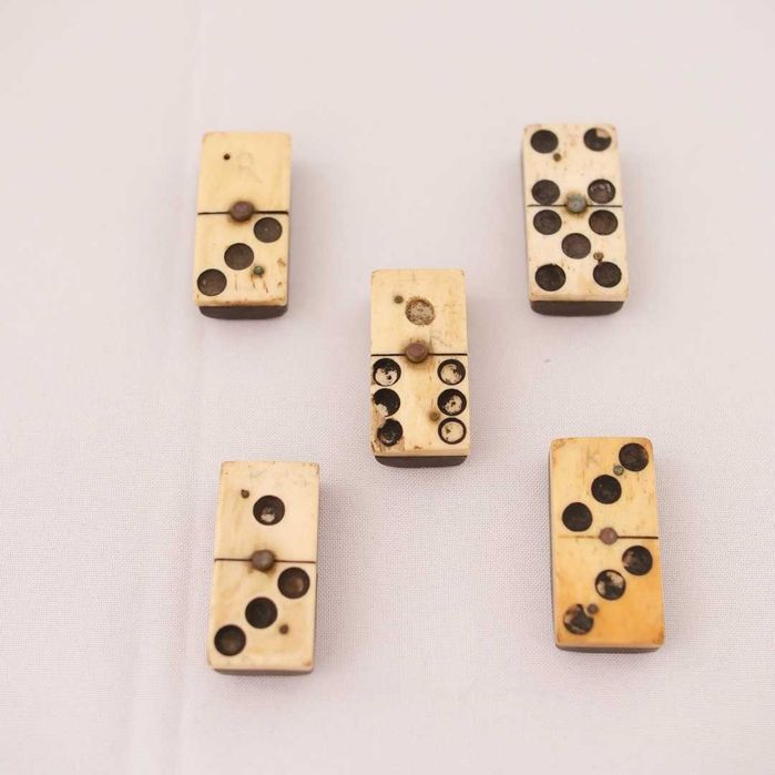 Dominó antigo e completo em osso e madeira