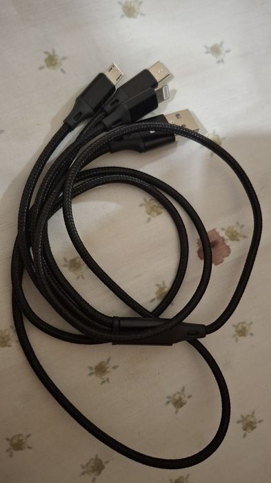 Fio USB com três entradas