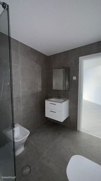 Apartamento T0 com parqueamento e vistas de mar