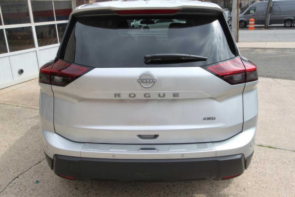 Nissan Rogue Sv      2025