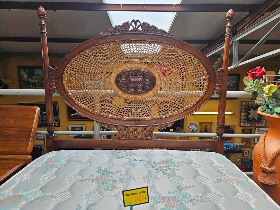 Excelente cama antiga em madeira com cabeceira em pelhinha mais estrado e colchão - óptimo estado geral