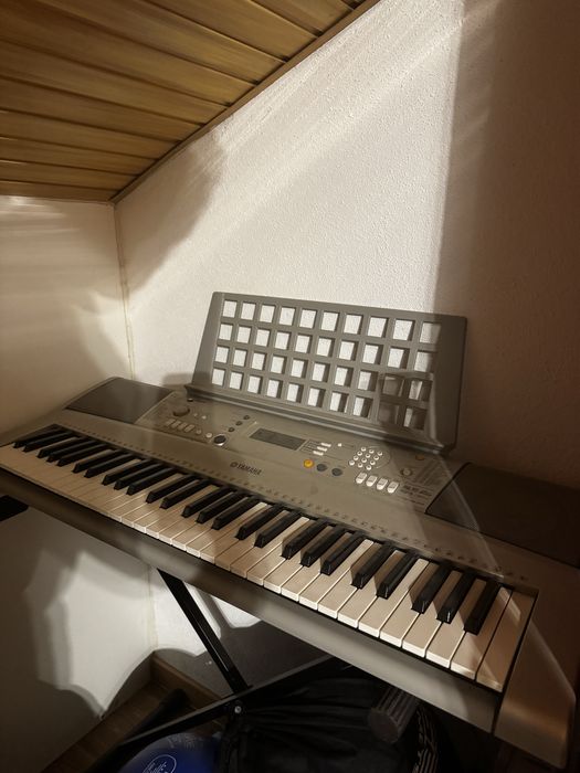 Teclado Yamaha - 303