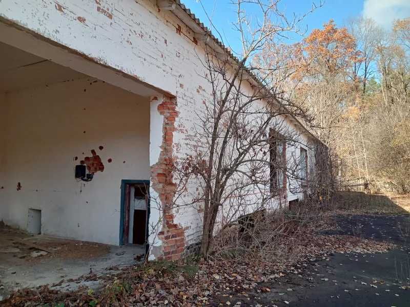 ПРОДАЖ - Група інвентарних об’єктів, площею 2106,9 кв.м. с. Кобижча