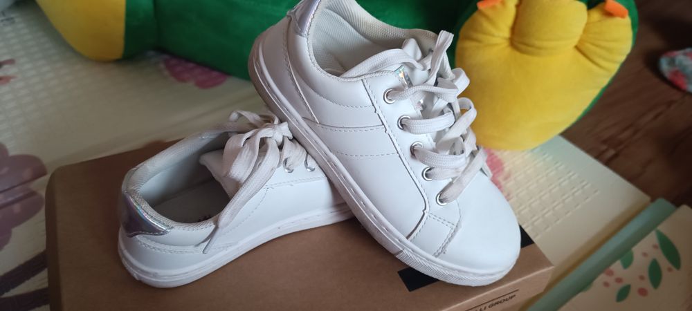 На дівчинку.    .