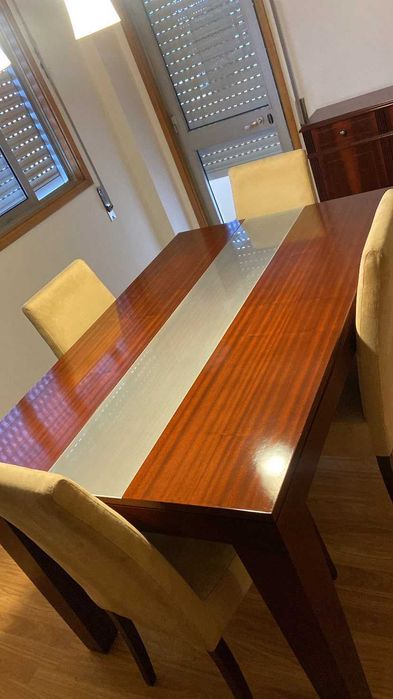 Mesa madeira em bom estado + 4 cadeiras