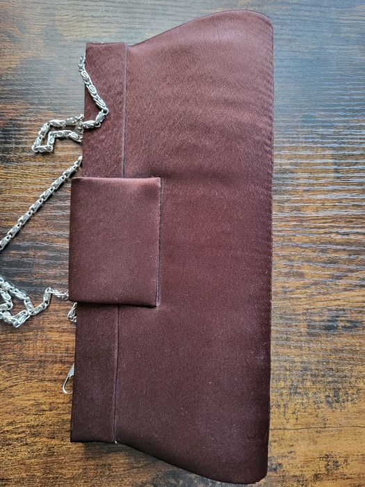 Elegancka kopertówka z łańcuszkiem