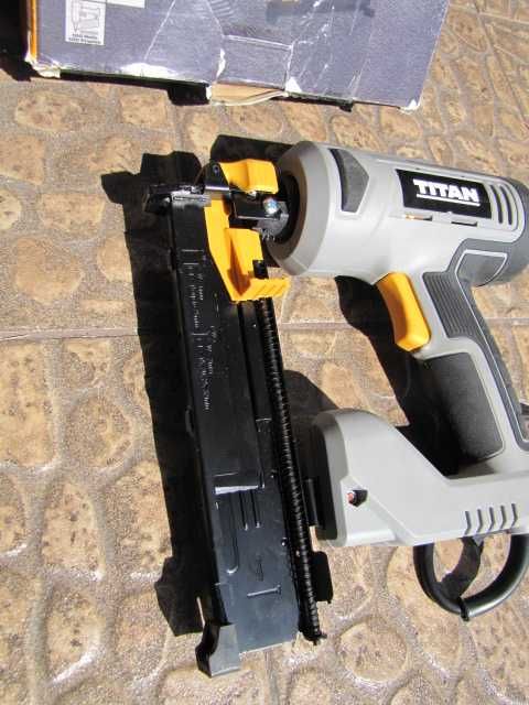 Gwoździarka Titan TTB970NST zszywacz elektryczny 1900W 15-32mm