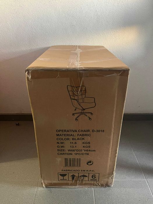 Cadeira Operativa STAPLES Aura – Tecido Preto – NOVA E SELADA