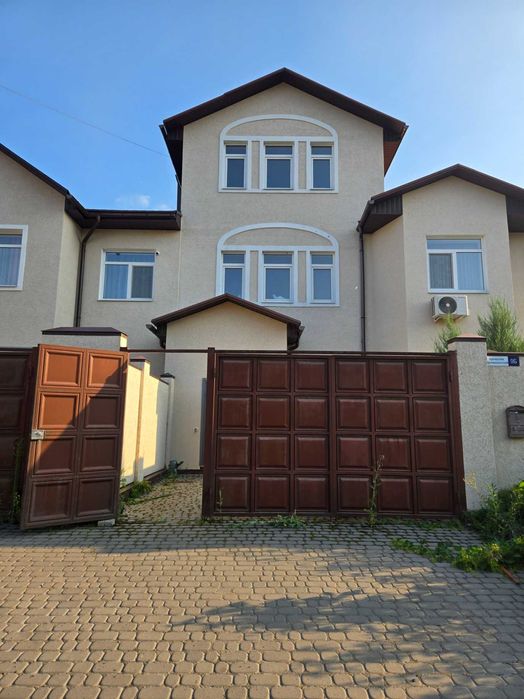 Продам розкішний триповерховий котедж у Великій Данилівці , 152 м²