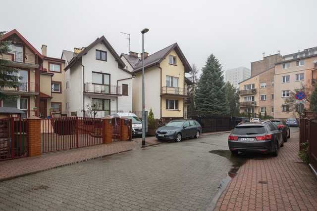 Bezpośredni najem - 2 pokoje w domu obok metra (3 min. piechotą).