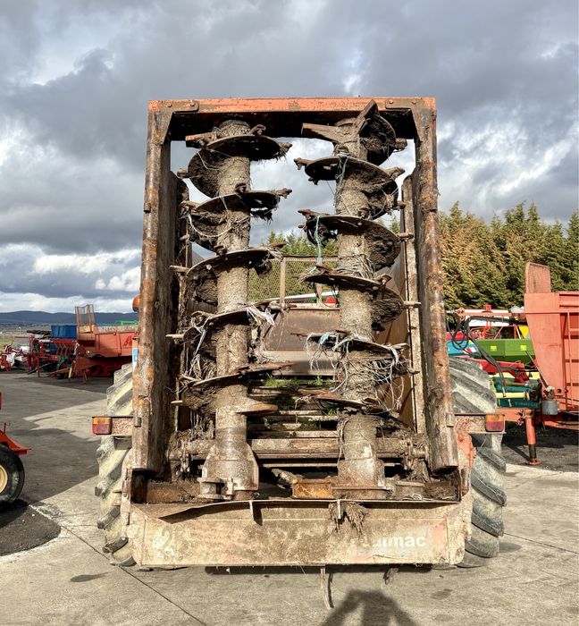 REBOQUE ESPALHADOR DE ESTRUME