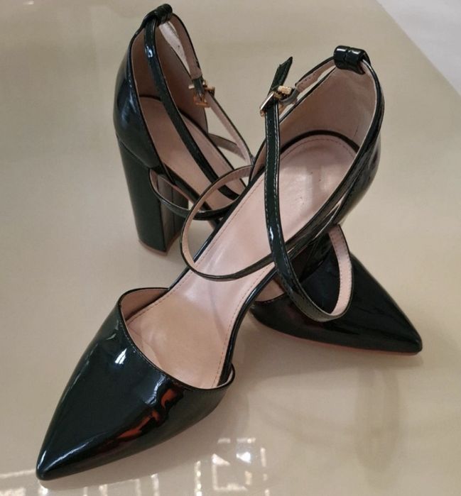 Ciemnozielone buty na słupku szpilki czółenka