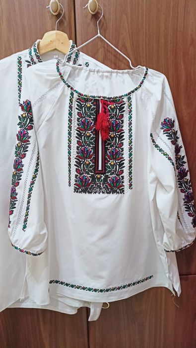 Вишиванки пара, жіноча 48 і чоловіча 40.