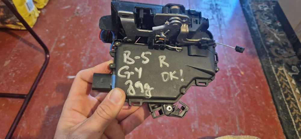 Замок задніх дверей лівий Golf 4, Passat, Bora, Skoda, Seat