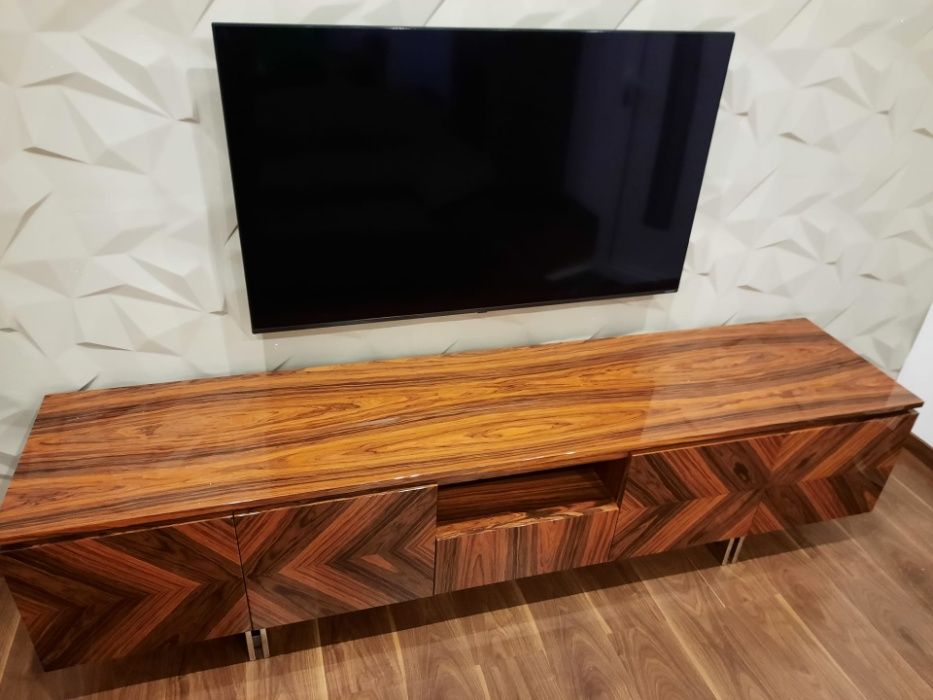 Móvel Tv 4Portas 2Gavetas Pau Ferro Brilho e Inox Dourado