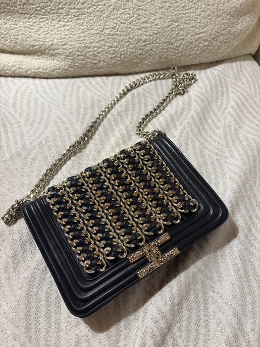 Czarna torebka Elisabetta Franchi – grube złote łańcuchy (styl Chanel Boy)