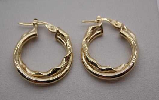 Złote kolczyki splecione koła.