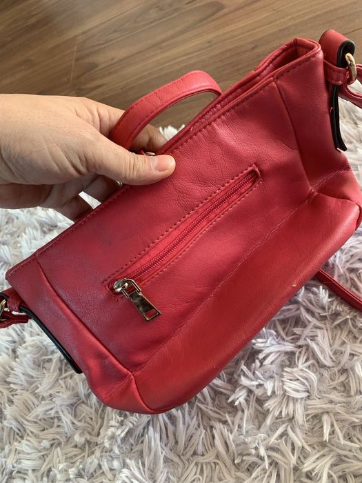 Czerwona torebeczka dla dziewczyny z pazurem