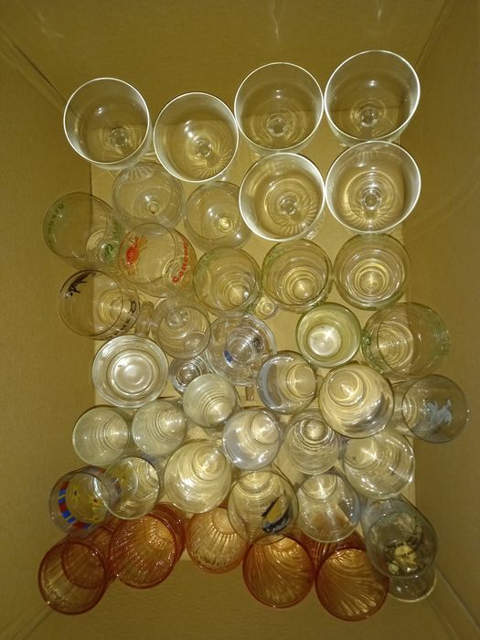 Caixa com diversos copos