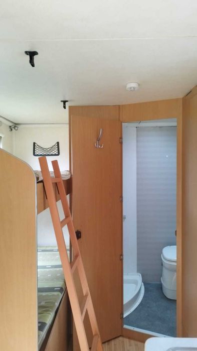 Autocaravana familiar fiável com cama de casal e beliche