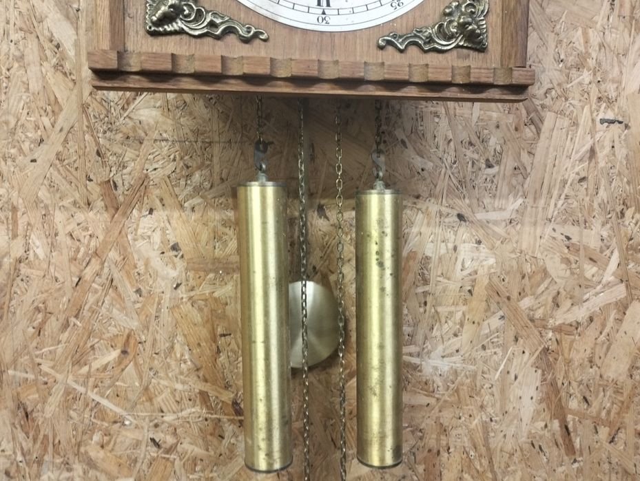 Stary mechaniczny zegar ścienny A33