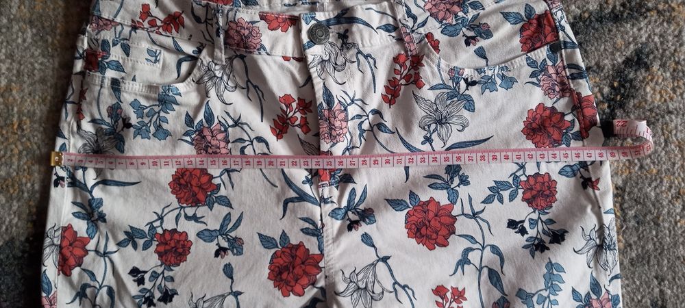 Śliczne spodnie jeansowe w kwiaty.