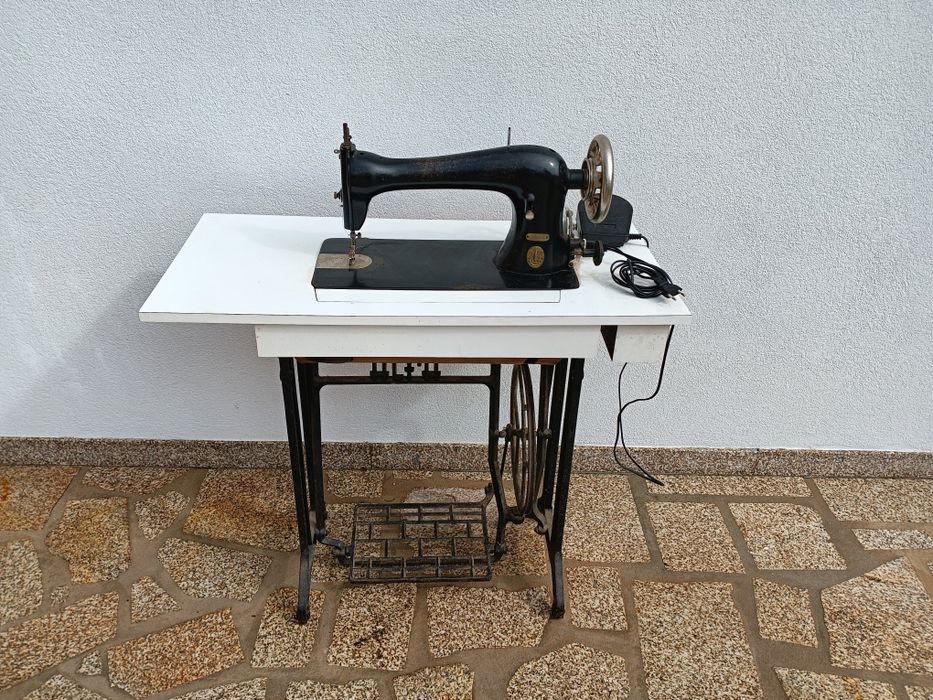 Máquina de costura a funcionar perfeitamente.
Manual, com adaptador mecânico elétrico.