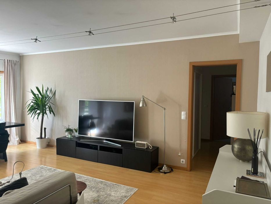 Aplicação de papel de parede, vinil e painéis decorativos