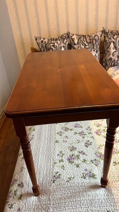 Деревʼяний стіл