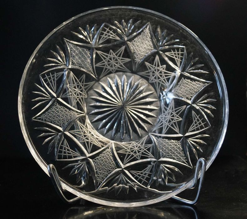 Duża efektowna kryształowa patera.