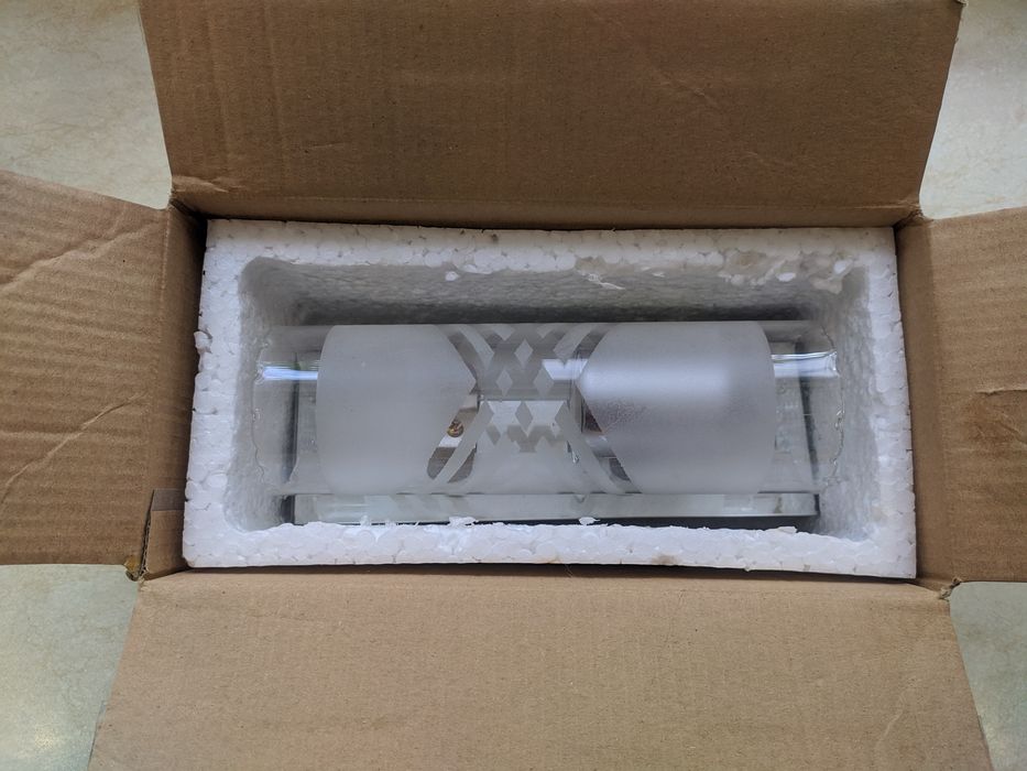 Невеликий світильник точковий на стіну