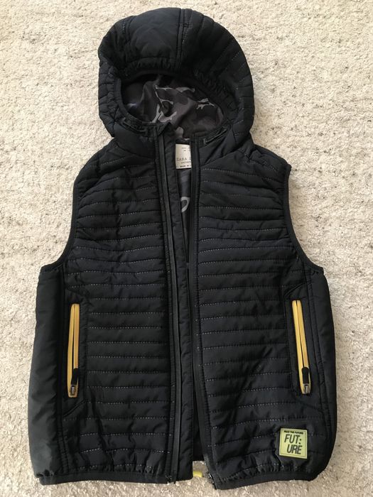 Colete preto, interior em camuflado da Zara 6 anos