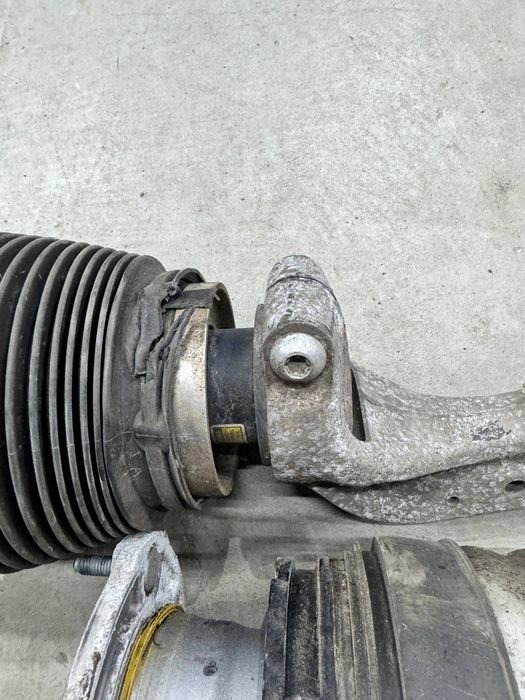 Пневмобалони Tesla Model X. Пневмостойки Tesla Model X. Під відновленя