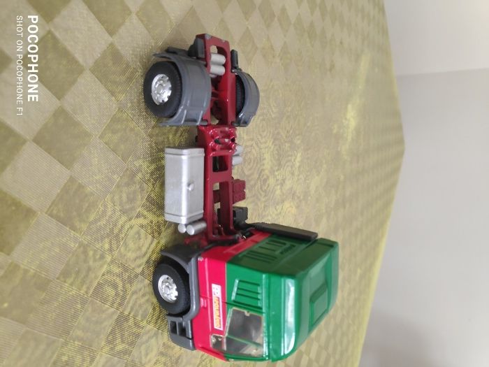 Camião com atrelado - em metal