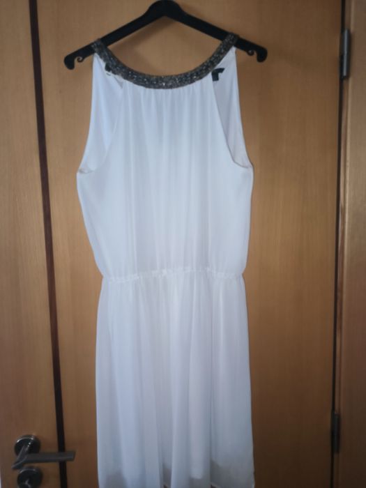 Vestido midi com apliques dourados