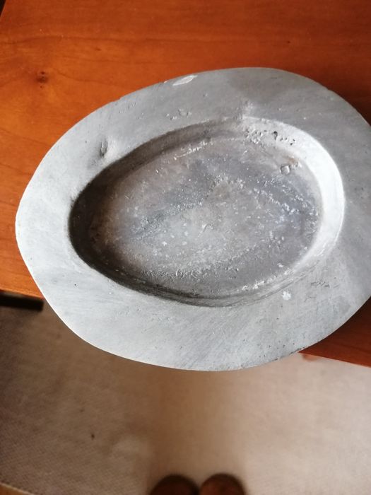 Vela branca rodeada com metal e com suporte metálico