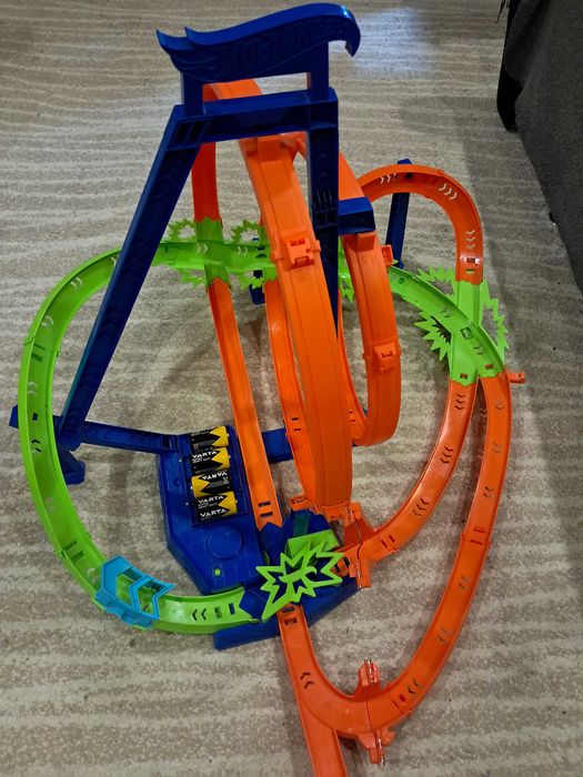 Трек hot wheels на батарейках