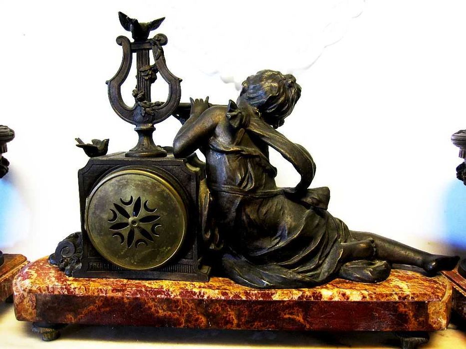 fantástico antigo relógio figurativo em bronze e mármore com 2 ânforas
