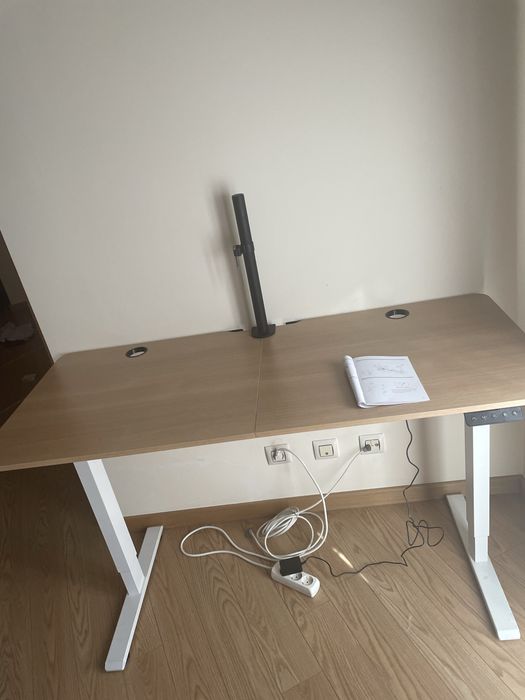 Secretária elétrica regulável em altura; 140x60 cm
