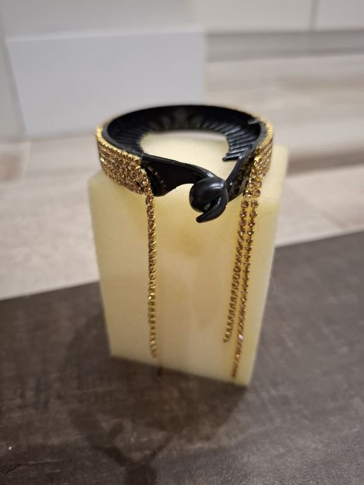 Acessório para o cabelo dourado