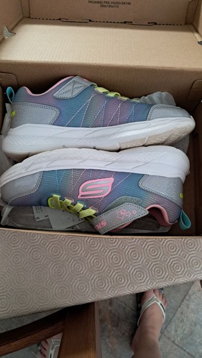 Tenis skechers de crianças numero 35 como novos