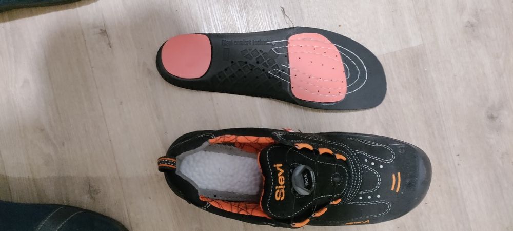 Продам зимние кроссовки Sievi