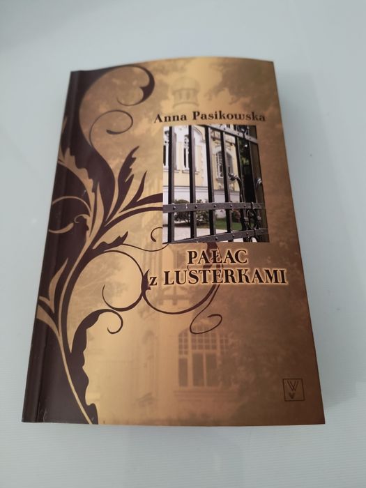Pałac z lusterkami, Anna Pasikowska